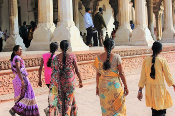 Indische Mädchen laufen im Agra Fort, eine UNESCO-Weltkulturerbestätte - Foto von Greta Gabaglio