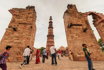 Menschen besuchen den Qutub-Minar-Komplex, Delhi – Foto von Gobob