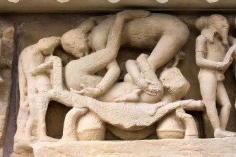 Westliche Tempelgruppe von Khajuraho, berühmt für ihre erotischen Skulpturen - Foto von OlegD