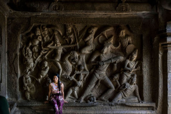 Mamallapuram geht auf das 7. und 8. Jahrhundert zurück und gehört zum UNESCO-Weltkulturerbe. Hier gibt es vierzig in den Fels gehauene Denkmäler und Höhlentempel zu bewundern. Eines davon ist „Arjunas Buße“ (Herabsteigen des Ganges), ein riesiges Relief unter freiem Himmel,  das wie auf diesem Bild zu sehen ist,  in zwei monolithische Felsen gehauen wurde, © Binoy MB