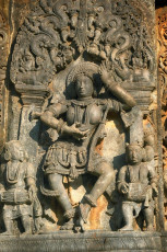 Wunderschöne, detailliert verzierte Skulpturen schmücken die Außenwände des Hoysaleswara-Tempels in Halebidu, der Hauptstadt des Hoysala-Reiches aus dem 11. Jahrhundert © Vinayak Jagtap