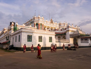 Der große Palast auf dem öffentlichen Platz des Dorfes Kanadukathan in Chettinad © Balaji Srinivasan
