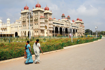Der spektakuläre Ambavilas-Palast, auch bekannt als Mysore-Palast, ist die ehemalige Residenz der königlichen Familie von Mysore in Karnataka und dient immer noch als offizielle Residenz der Wadiyar © Stefano Ember
