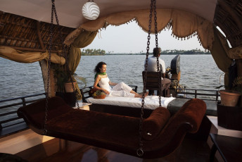 Ein privates Hausboot wird Sie durch die ruhigen Backwaters von Kerala chauffieren. Sie verbringen die Nacht in einem klimatisierten Schlafzimmer auf Ihrem Hausboot © OSTILL is Franck Camhi