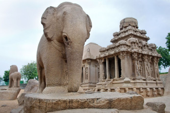 Der Pancha-Rathas-Komplex in Mamallapuram, heute bekannt als Mahabalipuram, ist ein Paradebeispiel für monolithische indische Felsenarchitektur in Tamil Nadu © Byelikova Oksana