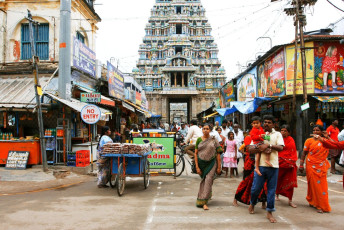 Zahlreiche Pilger und Hindu-Familien kehren nach der Verehrung ihres Gottes aus dem prähistorischen Meenakshi-Tempel in Madurai, Tamil Nadu, zurück © Radiokafka