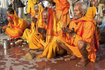 Pilger beten nach dem Morgenbad im Ganges - Foto von Wkok