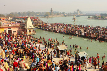 Puja-Zeremonie an den Ufern des Ganges, die Menschen feiern Makar Sankranti, Haridwar - Foto von Dmitry Berkut