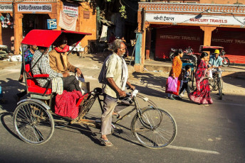 Rikschafahrer transportiert Passagiere durch die Altstadt von Jaipur - Foto von Alexander Mazurkevich