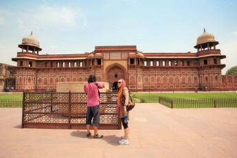 Tourist besucht das Agra Fort, Weltkulturerbestätte. Die Festung wurde von den Moguln erbaut, kann genauer als von Mauern umgebene Stadt beschrieben werden - Foto von Maodoltee