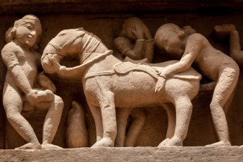 Berühmtes, erotisches Steinflachrelief, Lakshmana-Tempel, Khajuraho, Indien - Foto von f9photos