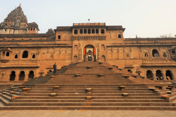 Maheshwar-Fortpalast am Ufer des Flusses Narmada - Foto von Stefano Ember