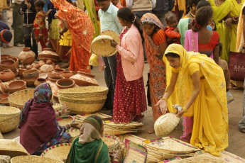 Überfüllter Markt während eines Hindufestes in Orchha, Madhya Pradesh - Foto von Jeremy