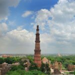 Luftbild-von-Qutb-Minar-und-umliegenden-Denkmälern-im-Archäologischen-Park-Mehrauli