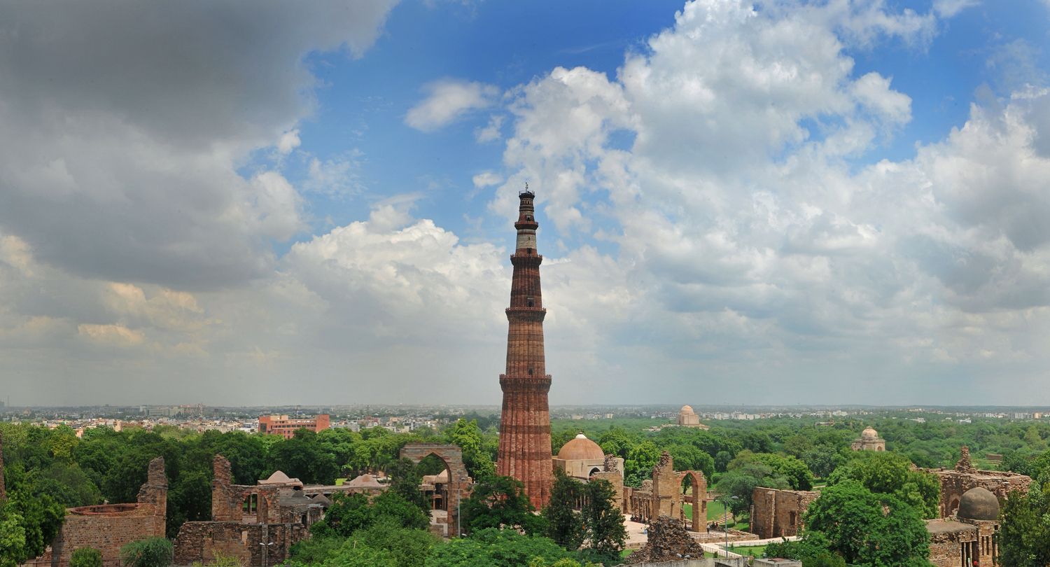 Luftbild-von-Qutb-Minar-und-umliegenden-Denkmälern-im-Archäologischen-Park-Mehrauli