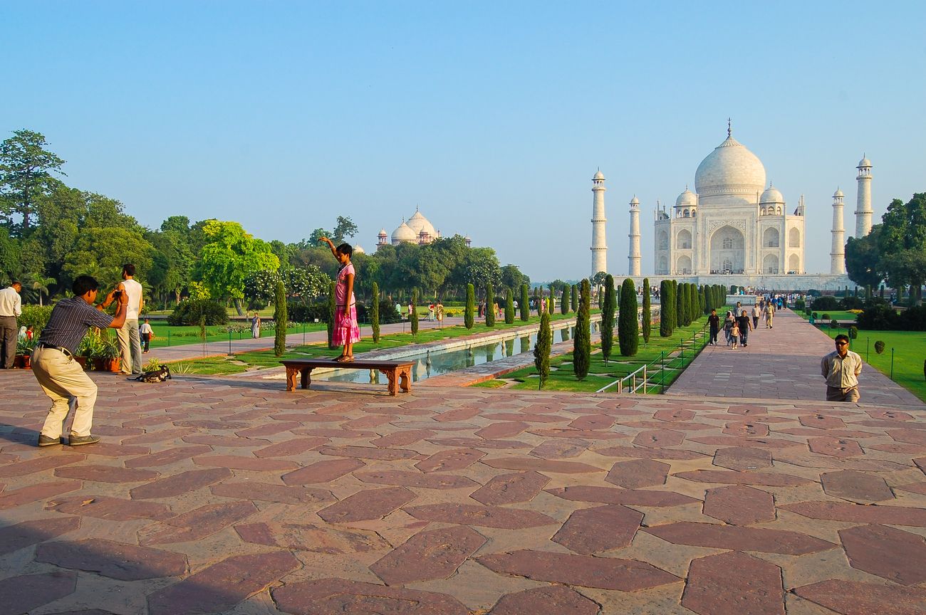 Besucher-beim-Fotografieren-im-Taj-Mahal