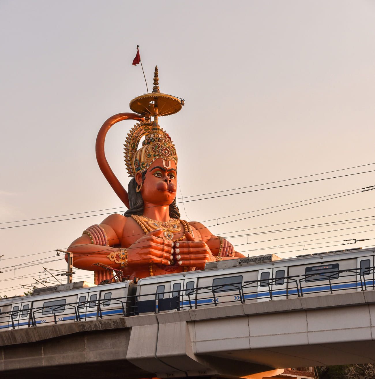 U-Bahn am Hanuman-Tempel in Delhi vorbei