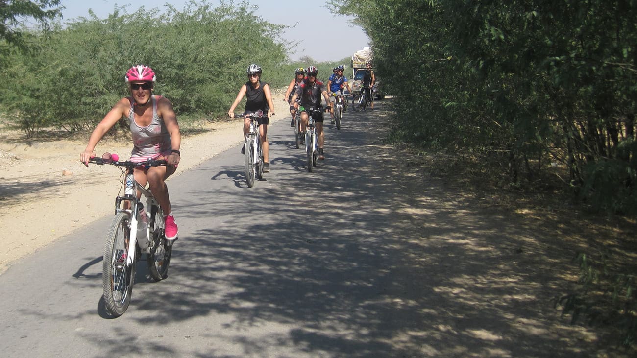 4 Radfahren in einem Dorf in Rajasthan