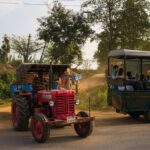 Roter Traktor und ein Safari Jeep