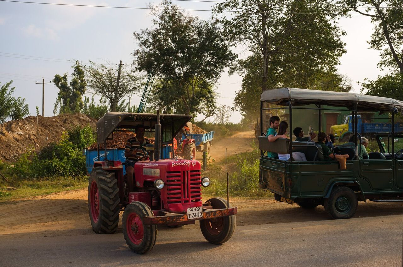 Roter Traktor und ein Safari Jeep