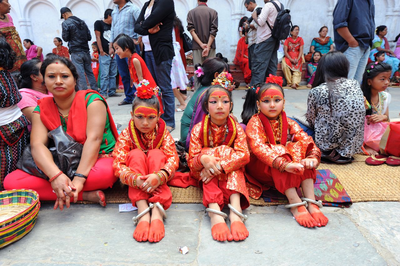 viele kleine Mädchen verkleiden sich als die lebende Göttin Kumari kathmandu