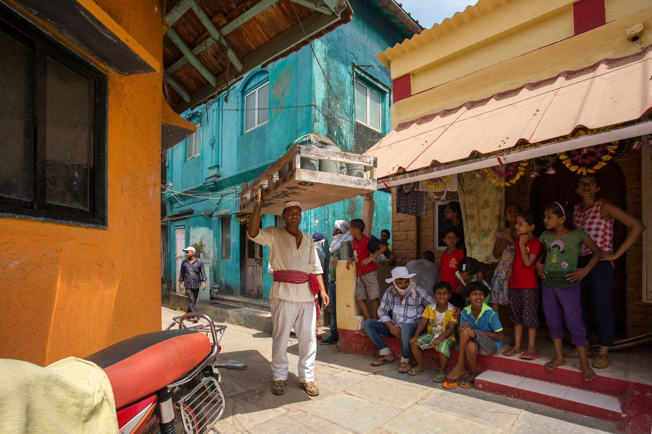 Ein Dabbawalla, der durch die Straßen von Mumbai fährt