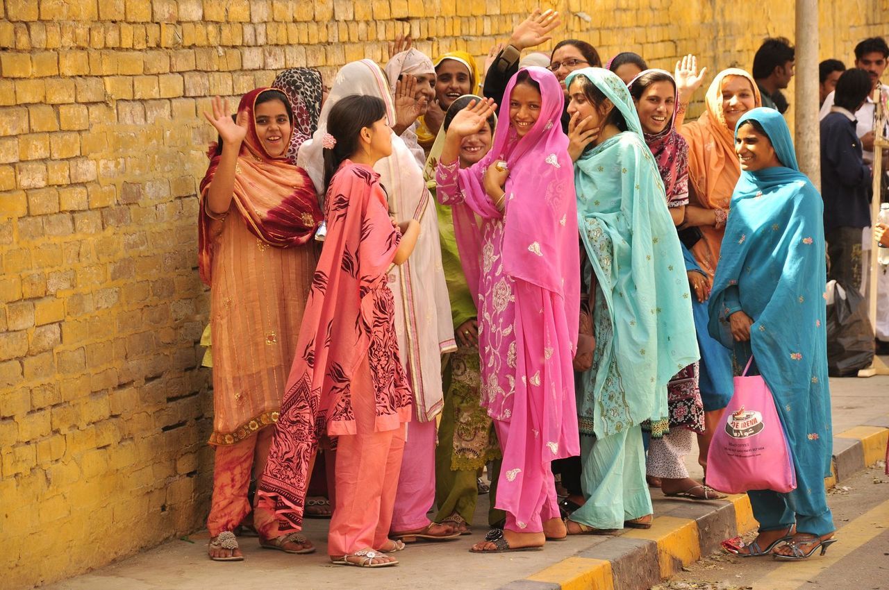 Indien Reisetipps Fröhliche indische Frauen in bunter indischer Kleidung