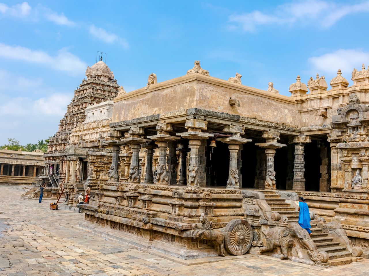 Pilger und Touristen besuchen Airavatesvara-Tempel
