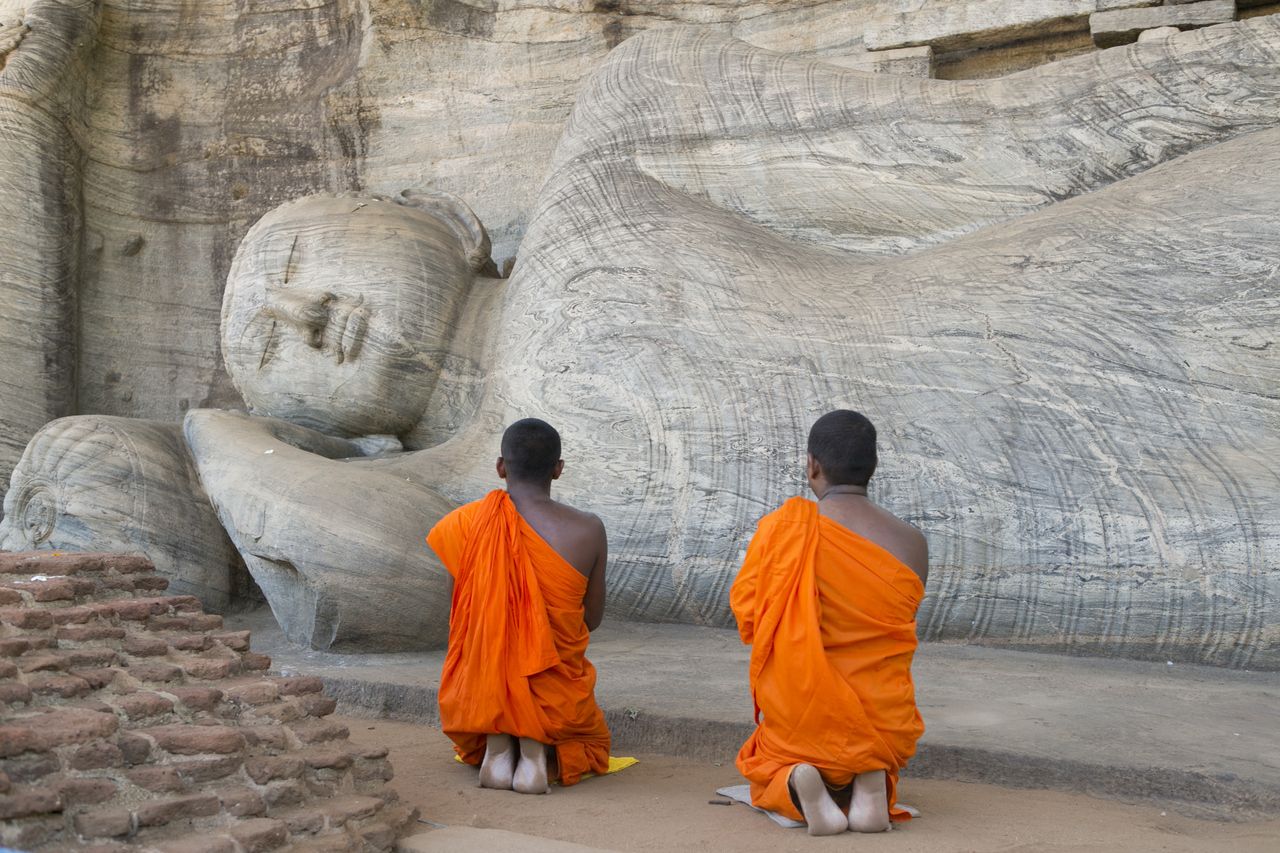 buddhistische Moenche Polonnaruwa Sri Lanka