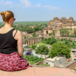 Touristen geniessen die Aussicht auf die Stadt Orchha