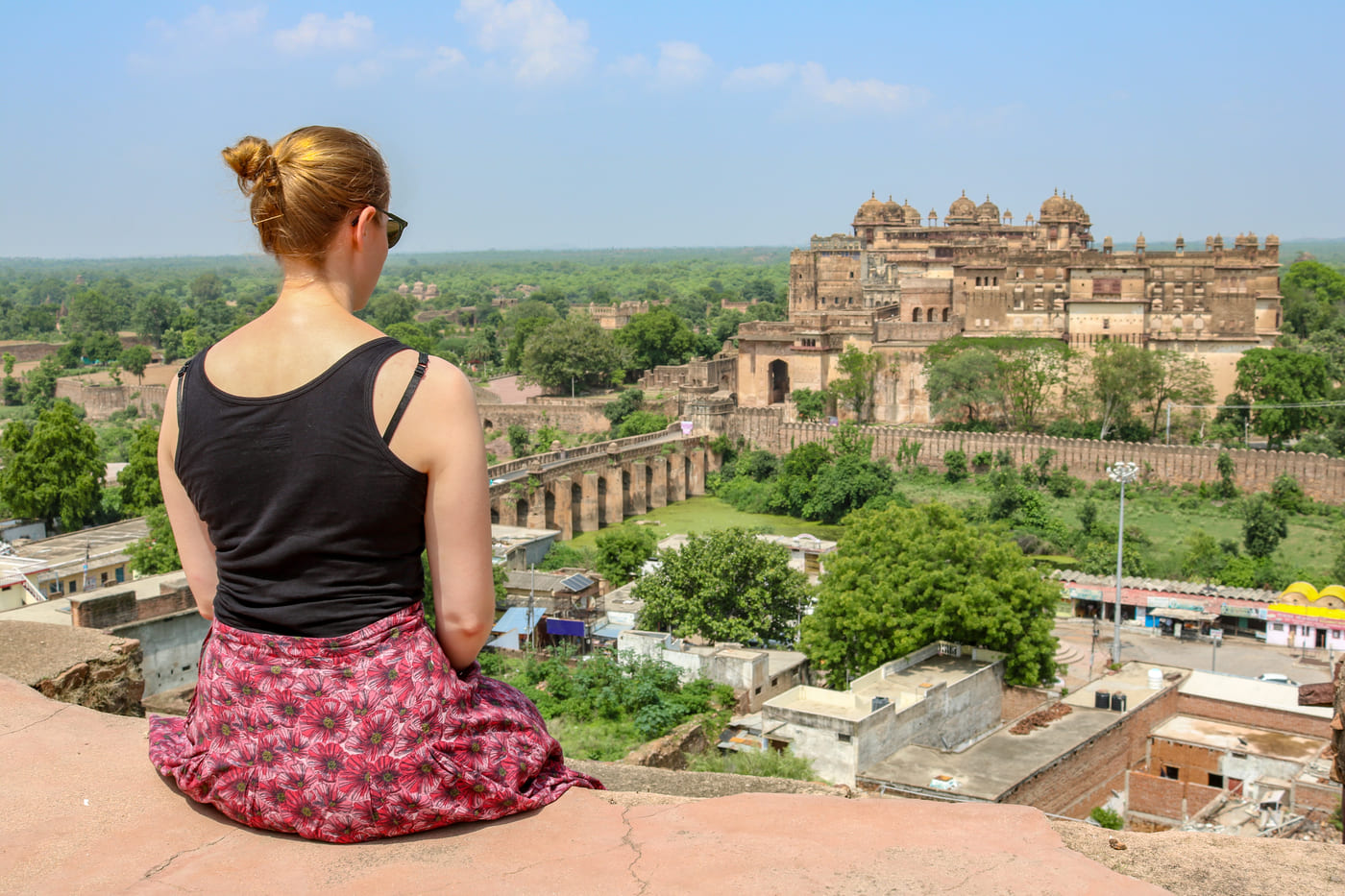 Touristen geniessen die Aussicht auf die Stadt Orchha