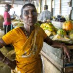 Dame, die Melonen auf dem Markt von Jaffna verkauft