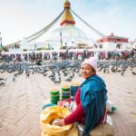 Frauen gehen um den Stupa Kathmandu herum