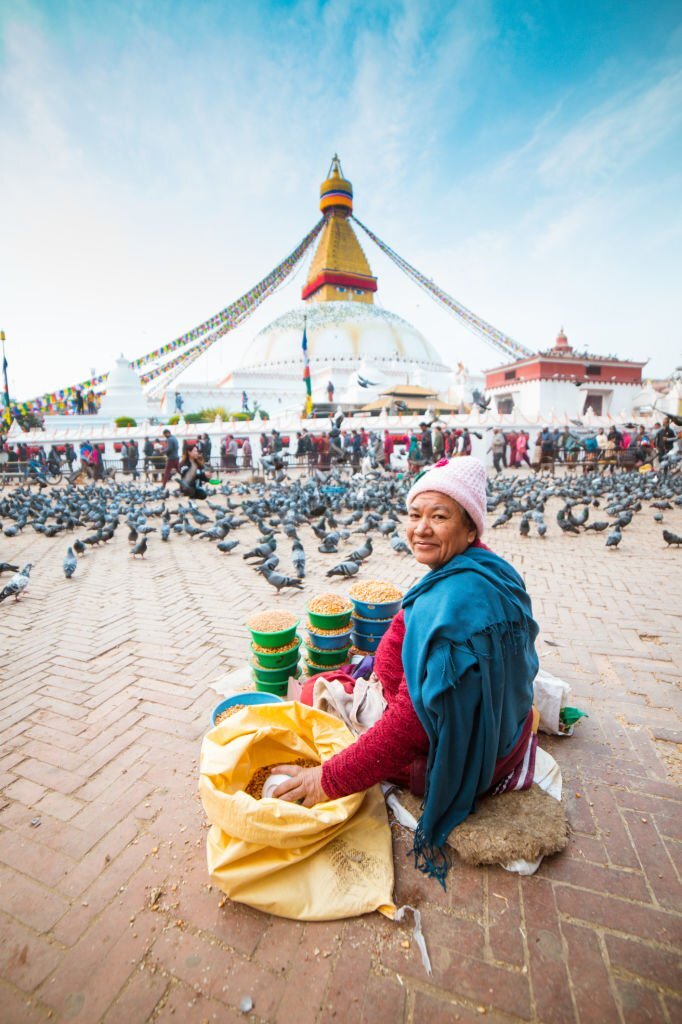Frauen gehen um den Stupa Kathmandu herum