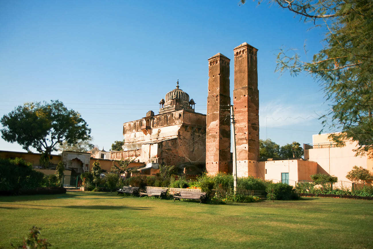 Die Zwillingssaeulen des Sawan Bhado Orchha