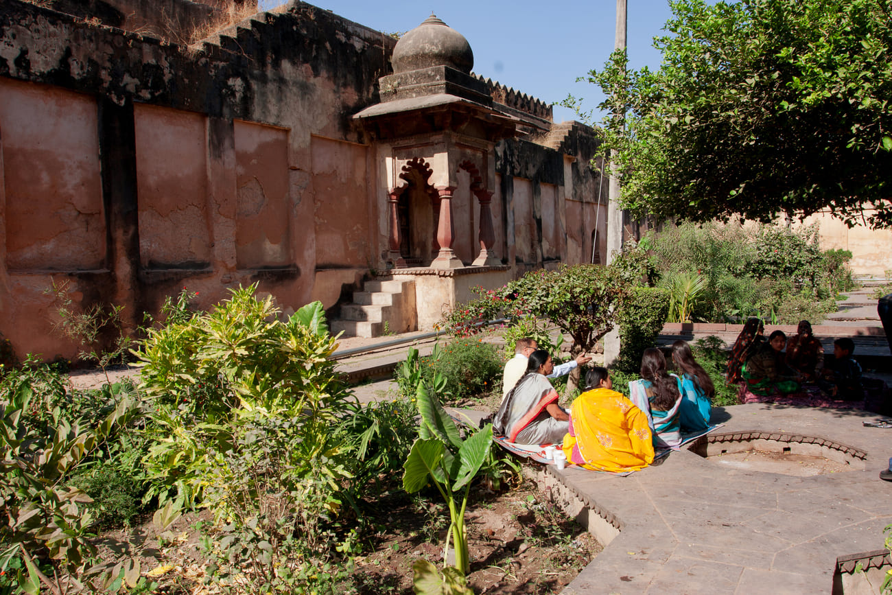 Familie geniesst bei Din Hardaul Phoolbagh von Orchha