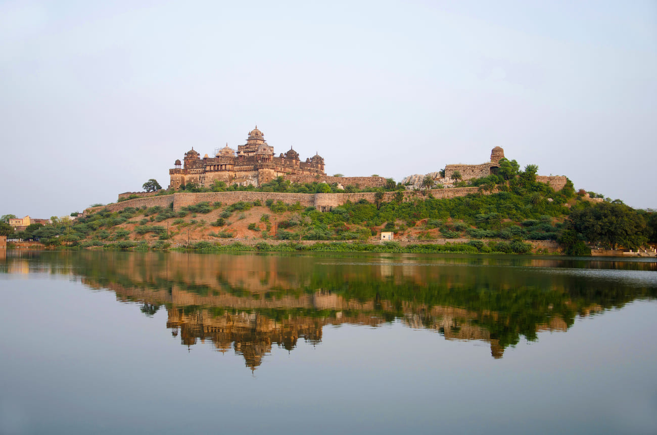 Datia-Palastanlage am See