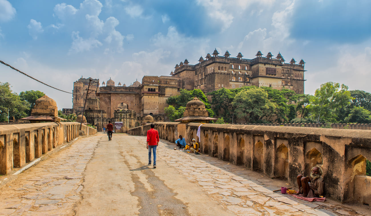 Sadhu sitzt am Eingang des Komplexes Orchha Fort