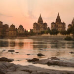 Die untergehende Sonne ueber den Chhatris von Orchha