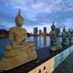 Buddha-Statuen bei Nacht Colombo