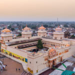 Blick auf den Ram Raja Tempelkomplex Orchha