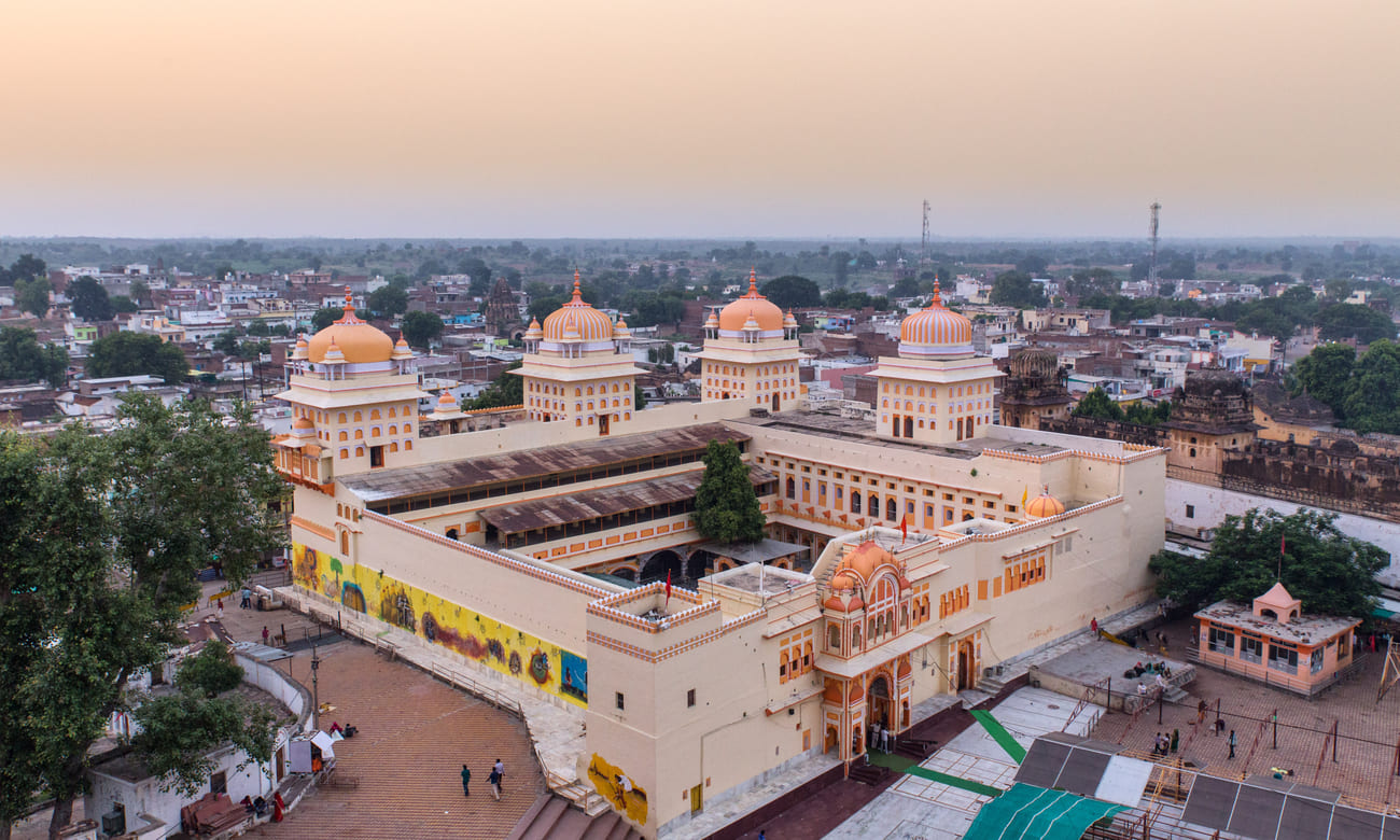 Blick auf den Ram Raja Tempelkomplex Orchha