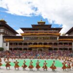maskentanzfestival im riesigen hof des thimphu dzong in bhutan