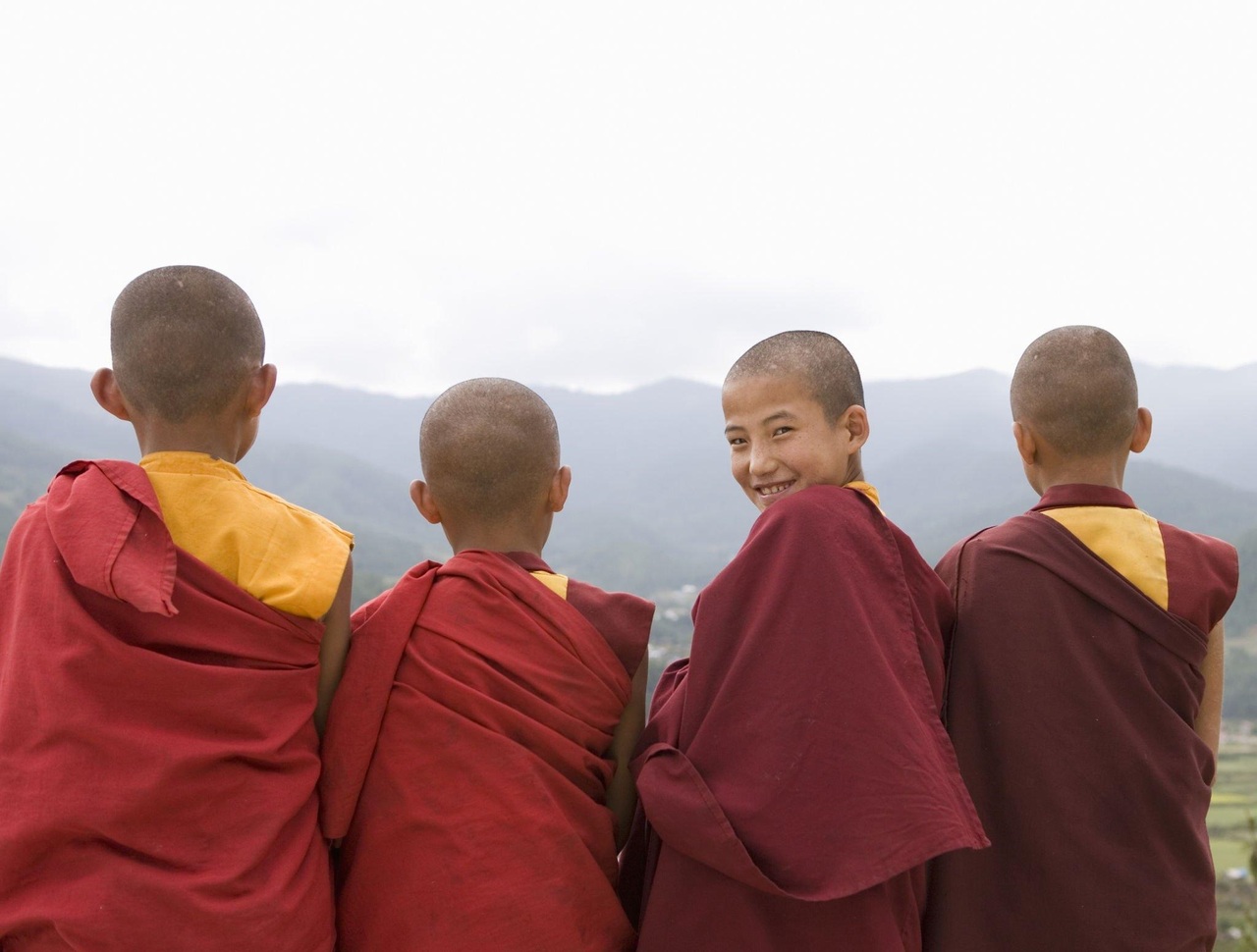 moenche im kloster karchu dratshang bhumthang
