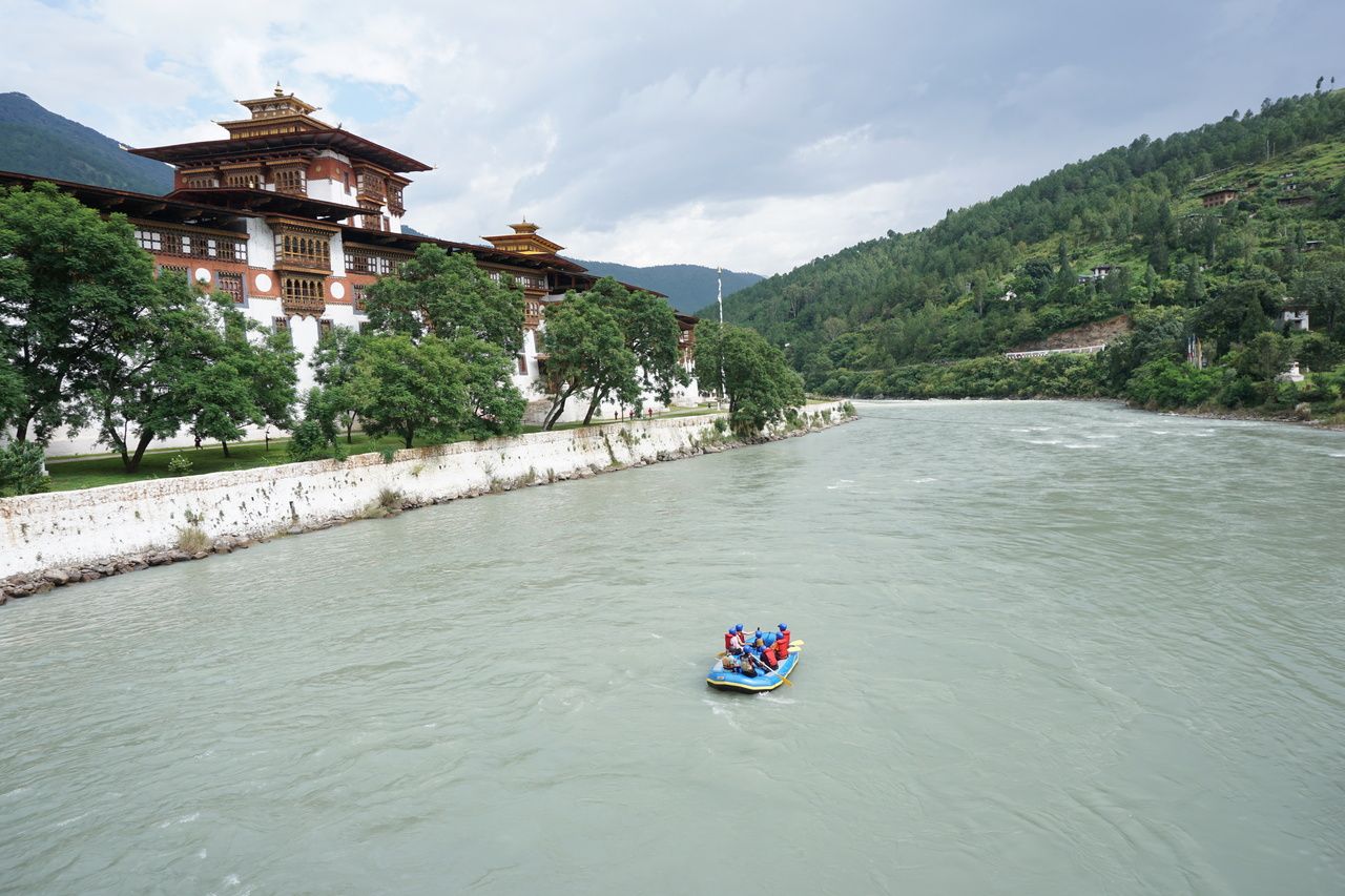 rafting in punakha bhutan